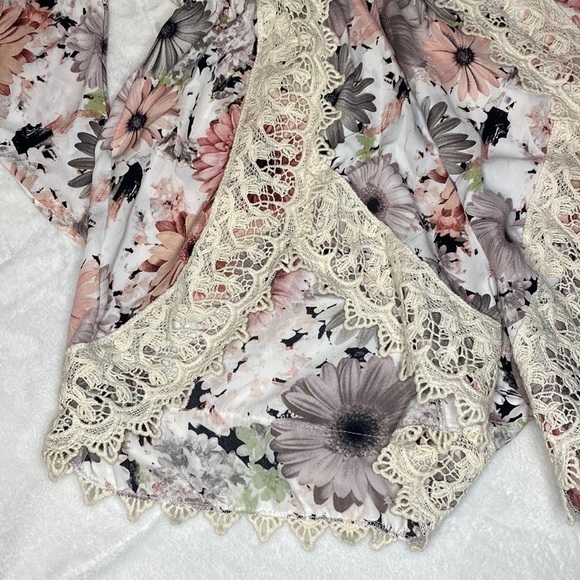 Gorgeous ILLA ILLA Lace Trim V-Neck Floral Romper Size Small - Picture 2 of 16